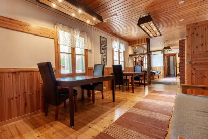 Evon Ruuhijärven aulan pöytiä voidaan käyttää pieniin erillispalavereihin tai ruokailuun.