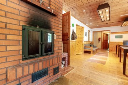 Evon Ruuhijärven päärakennuksen aulaa komistaa tiilistä muurattu uuni.