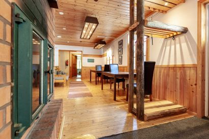 Evon Ruuhijärven päärakennuksen aulatila on viihtyisä ja erähenkisesti sisustettu.