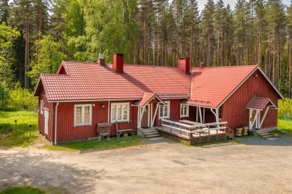 Evon Ruuhijärven päärakennus kesäasussaan.