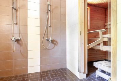 Evon Ruuhijärven sähkölämmitteisen sisäsaunan suihkuhuone.