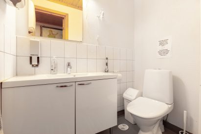 Yksi Evon Ruuhijärven päärakennuksen kolmesta wc:stä.