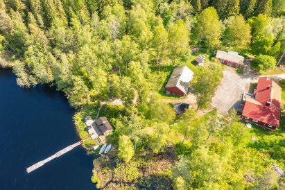 Evon Ruuhijärven alue tarjoaa rauhallisen kokous-, juhla- tai lomailupaikan rauhallisen erämaajärven rannalla.