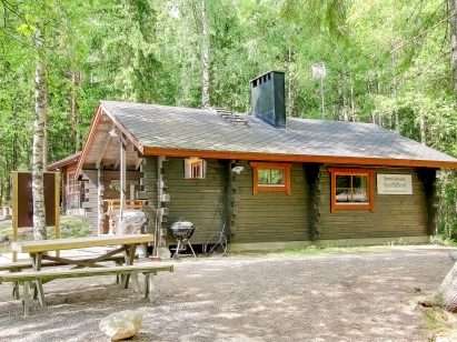 Evon Syväjärven päärakennus kesäisessä asussaan.