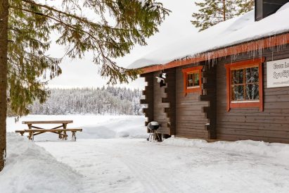 Evon Syväjärven päärakennus talviasussaan.