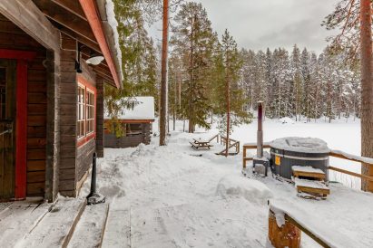 Evon Syväjärven rantasaunan terassilta aukeaa näkymä järvelle. Puulämmitteinen kylpypalju houkuttelee nauttimaan lämmöstä ympäri vuoden.