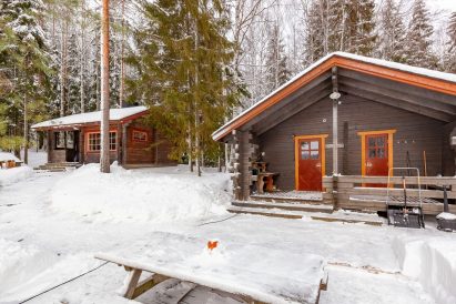 Evon Syväjärven rantasauna ja päärakennus talviasussaan. Syväjärvi soveltuu majoituskäyttöön ympäri vuoden.