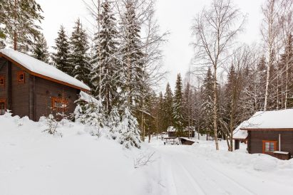Evon Syväjärven majoitusaitat sijaitsevat sisääntulotien molemmin puolin.
