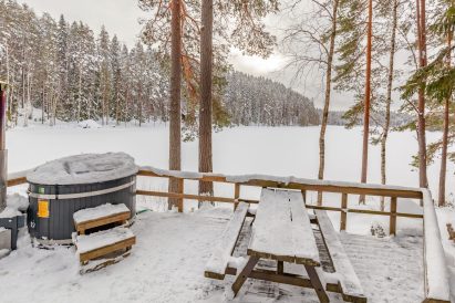 Evon Syväjärven rantasaunan terassilta aukeaa näkymä järvelle. Puulämmitteinen kylpypalju houkuttelee nauttimaan lämmöstä ympäri vuoden.