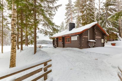 Evon Syväjärven päärakennus talviasussaan.