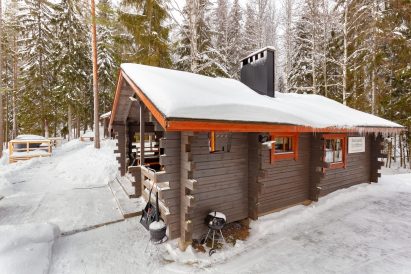 Evon Syväjärven päärakennus talviasussaan.