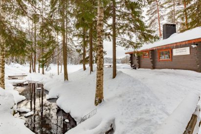 Viehättävä metsäpuro virtaa läpi Evon Syväjärven alueen.