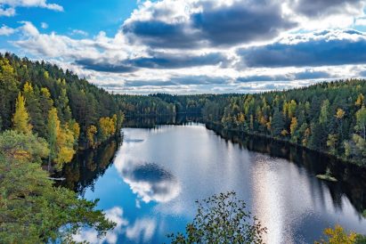 Syväjärvi on tummavetinen ja siihen istutetaan runsaasti kalaa vuosittain.