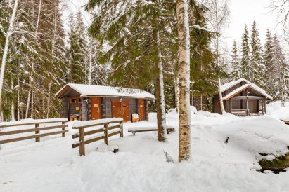 Evon Syväjärven kuivakäymälät sijaitsevat huoltorakennuksen päädyissä.