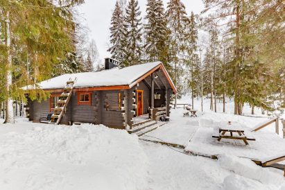 Evon Syväjärven päärakennus talviasussaan.