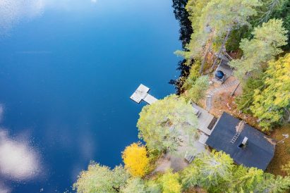 Evon Syväjärven päärakennuksesta on suora pääsy avaralle ulkoterassille ja laiturille. Rantasaunan edessä on toinen terassi, jossa on myös puulämmitteinen kylpypalju.