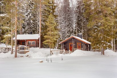 Evon Syväjärven rantasauna ja päärakennus talviasussaan. Syväjärvi soveltuu majoituskäyttöön ympäri vuoden.