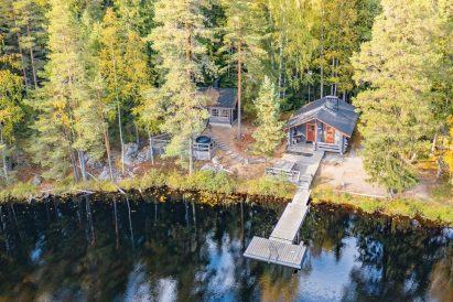 Evon Syväjärven päärakennuksesta on suora pääsy avaralle ulkoterassille ja laiturille. Rantasaunan edessä on toinen terassi, jossa on myös puulämmitteinen kylpypalju.