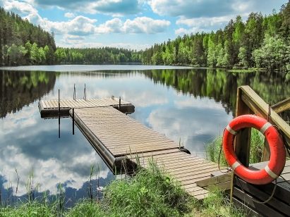 Kesällä Evon Syväjärven laiturilla voi ottaa aurinkoa ja nautiskella rauhallisesta järvinäköalasta.