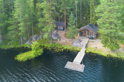 Evon Syväjärven päärakennuksesta on suora pääsy avaralle ulkoterassille ja laiturille. Rantasaunan edessä on toinen terassi, jossa on myös puulämmitteinen kylpypalju.