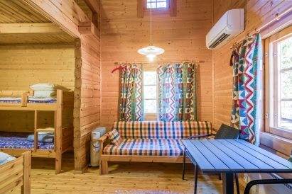 Evon Syväjärven majoitusaitoissa on pieni olohuone, joiden levitettävät vuodesohvat sopivat 1-2 hengen lisävuoteeksi.
