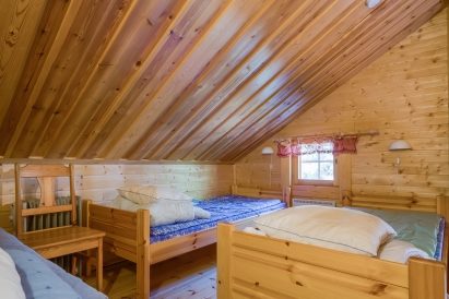 Evon Syväjärven majoitusaitan yläparvi. Molemmat aitat on sisustettu samalla tavalla.