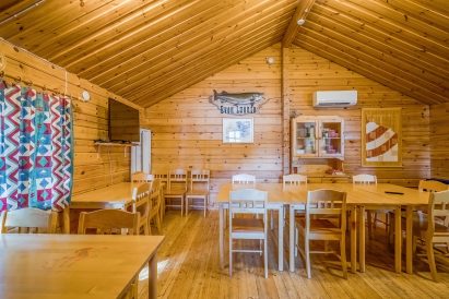 Evon Syväjärven päärakennuksen sali soveltuu kokoustamiseen, ruokailuun ja yhdessäoloon. Varusteina ovat tv ja fläppitaulu ja alas laskettava valkokangas.