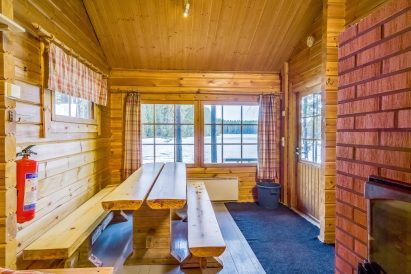 Evon Syväjärven saunarakennuksen pukuhuoneesta avautuu näkymä terassin yli järvelle.