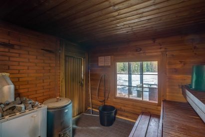 Evon Syväjärven perinteisen puusaunan avara löylyhuone.