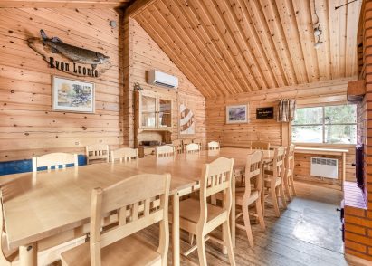 Evon Syväjärven päärakennuksen salin pöydän ääreen mahtuu 12-14 henkilöä ruokailemaan, kokoustamaan tai viettämään laatuaikaa yhdessä.