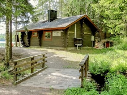 Evon Syväjärven päärakennus kesäisessä asussaan.