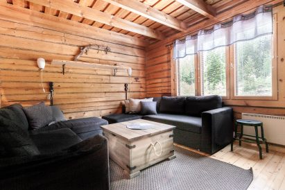 Evon Erähuvilan alakerrassa sijaitsee erillinen viihtyisä olohuone, jonka vuodesohvia voidaan käyttää myös vuoteina. Tila sopii myös kokouksen ryhmätyötilaksi.