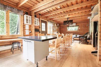 Evon Erähuvilan pääsalin jykevän pöydän ääreen mahtuu noin 12 henkeä kokoustamaan, ruokailemaan tai nauttimaan yhdessäolosta.