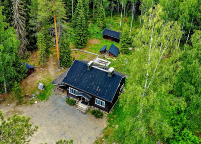 Evon Erähuvilan rakennukset sijaitsevat isolla metsäisellä tontilla, jossa naapureita ei ole lähimaillakaan.