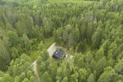 Evon Erähuvila on ison metsätilan ainoa asuinkiinteistö, joten vieraiden rauha on taattu.