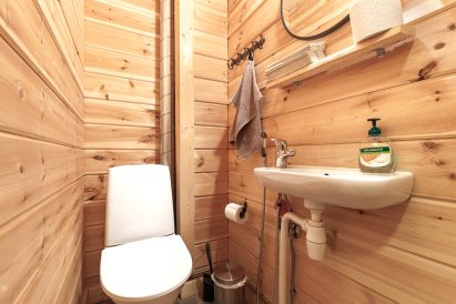 Evon Erähuvilan yläkerran wc.