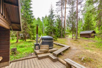 Evon Erähuvilan puulämmitteisen pihasaunan edessä sijaitsee toinen puulämmitteisistä kylpypaljuista.