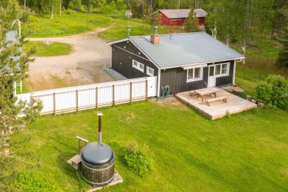 Evon Riistahuvilan edessä on oma pieni terassi. Takana näkyy punainen Evon Eräliiteri.