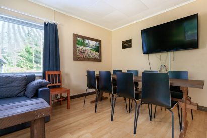 Evon Rantahuvilan kodikasta olohuonetta voidaan käyttää pieniin kokouksiin ja ruokailuihin sekä mukavaan yhdessäoloon.