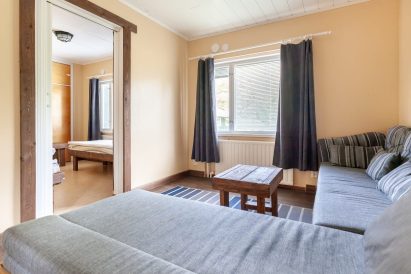 Evon Rantahuvilan saunaosaston yhteydessä on olohuone, jonka sohvia voidaan käyttää myös vuoteina.