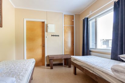 Evon Rantahuvilan 2 hengen makuuhuone.