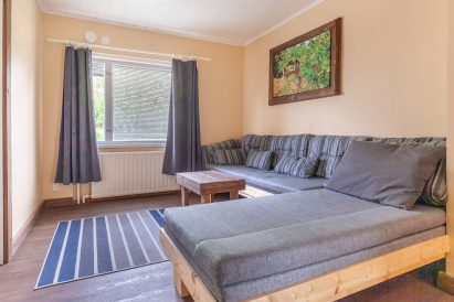 Evon Rantahuvilan saunaosaston yhteydessä on olohuone, jonka sohvia voidaan käyttää myös vuoteina.