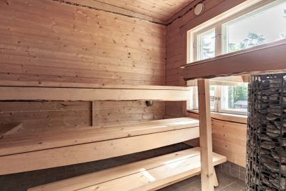 Evon Kaksikon molemmissa huviloissa on oma sähkösauna. Kuvassa isompi Evon Rantahuvilan sauna.