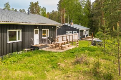 Evon Kaksikon huviloissa on molemmissa omat terassit sekä yhteinen puulämmitteinen kylpypalju.