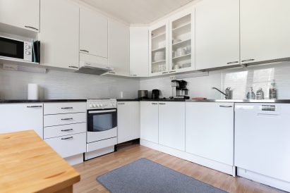 Evon Kaksikon huviloista on Evon Riistahuvilan keittiö avarampi ja monipuolisemmin varustettu. Keittiössä on mm. astianpesukone.