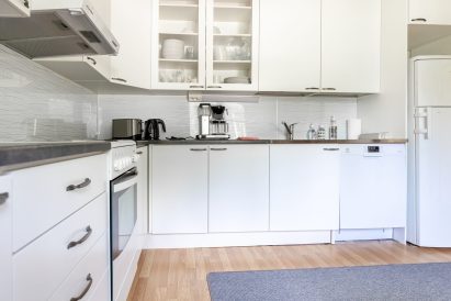 Evon Kaksikon huviloista on Evon Riistahuvilan keittiö avarampi ja monipuolisemmin varustettu. Keittiössä on mm. astianpesukone.