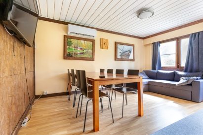 Evon Riistahuvilan kodikasta olohuonetta voidaan käyttää pieniin kokouksiin ja ruokailuihin sekä mukavaan yhdessäoloon.