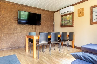 Evon Riistahuvilan kodikasta olohuonetta voidaan käyttää pieniin kokouksiin ja ruokailuihin sekä mukavaan yhdessäoloon.