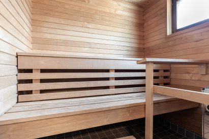 Evon Kaksikon molemmissa huviloissa on oma sähkösauna. Kuvassa pienempi Evon Riistahuvilan sauna.