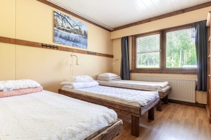 Evon Riistahuvilan 3 hengen makuuhuone.